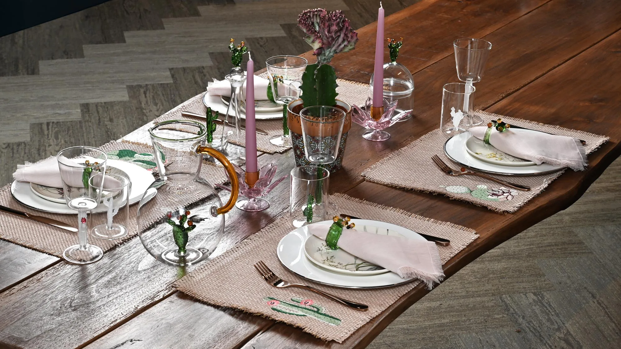 casarialto table with cactus